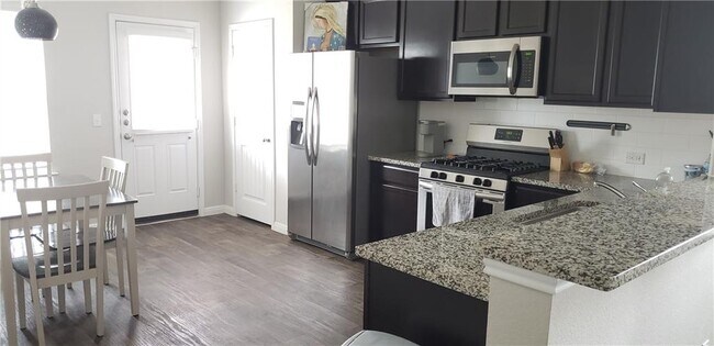 Foto del edificio - 140 Feather Grass Ave