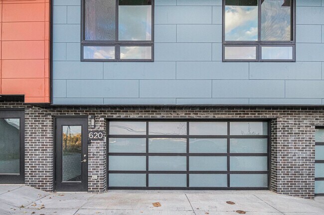 Foto del edificio - -Live Bold at The Ten – Modern 3BR / 2.5BA Townhome + Elevator