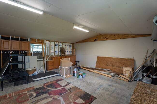 Building Photo - 618 SW Ray Ave
