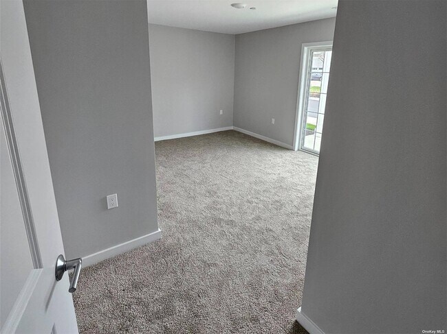 Building Photo - 221 Eastview Dr