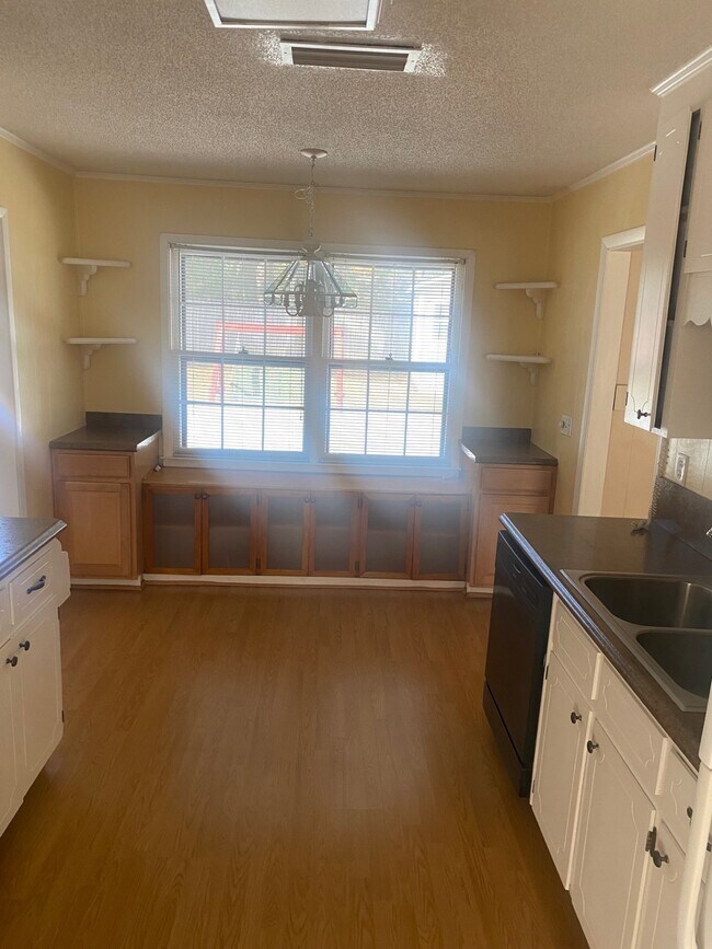 Building Photo - 214 Meadowbrook Dr