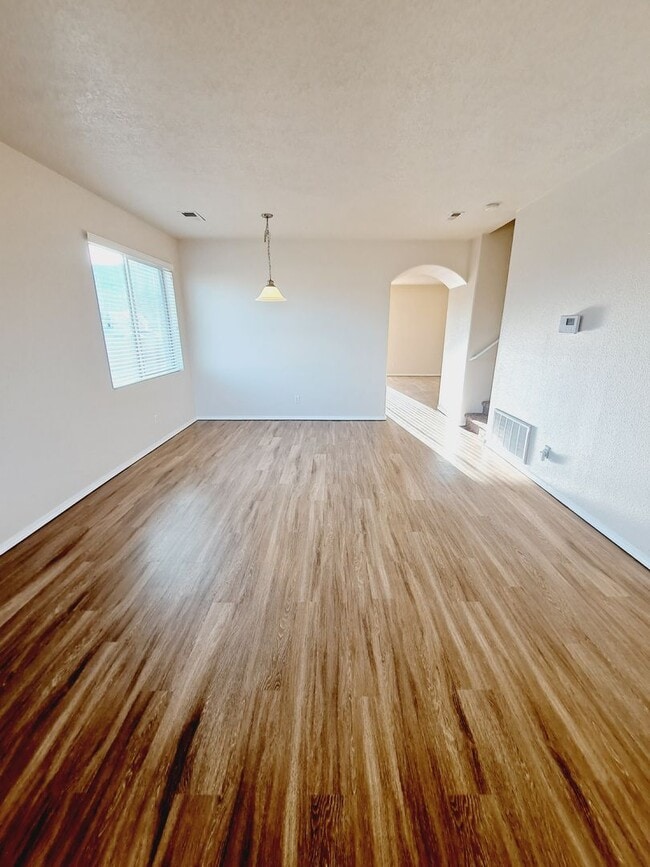 Building Photo - 3 bed 2.5 Bath in Huning Ranch. FREE 50 IN...