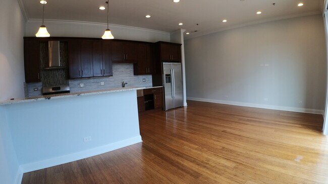 Foto del edificio - 1609 W Warren Blvd