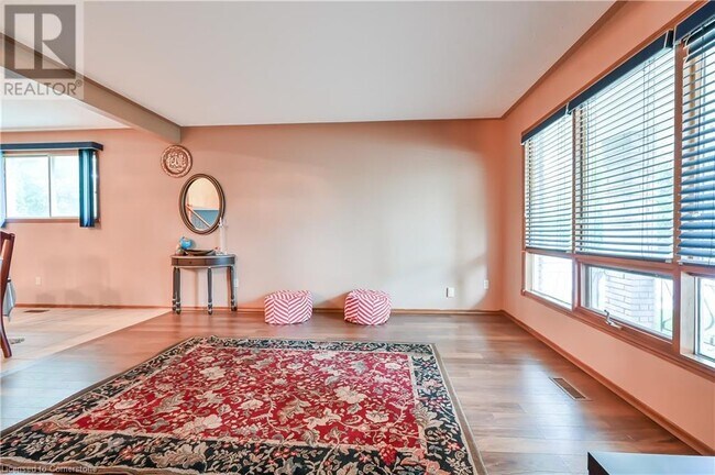 Building Photo - 30 Goldcrest Dr