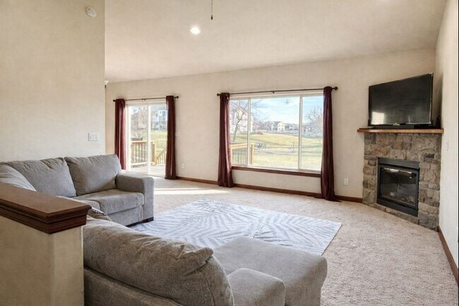 Foto del edificio - 185 Locust Dr