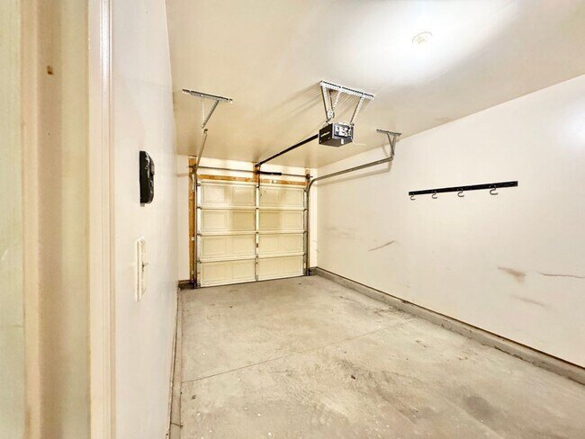 Building Photo - 3 Bedroom End Unit in Robyn's Glen !