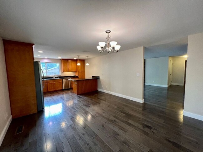 Building Photo - 7120 Sierra Dr SE