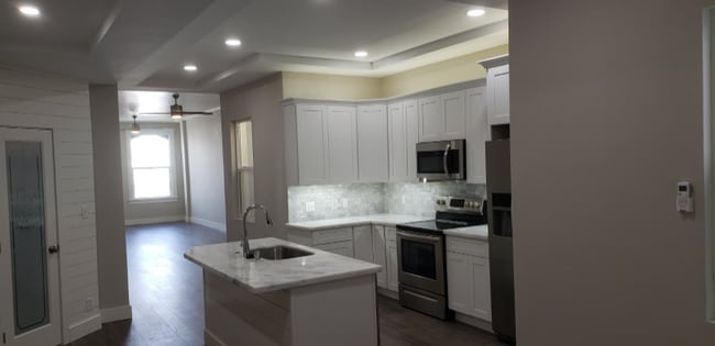 Building Photo - 105 E 5th St