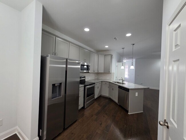 Foto del edificio - 3-Bedroom Townhome with Bonus Room & Resort-Style Amenities -No Pets