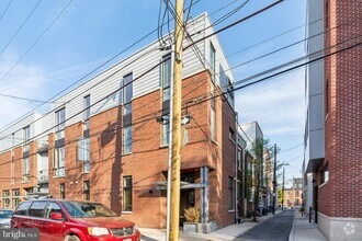 Building Photo - 824 E Thompson St