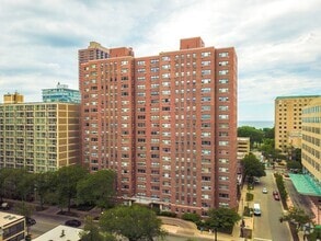 Building Photo - 2909 N Sheridan Rd