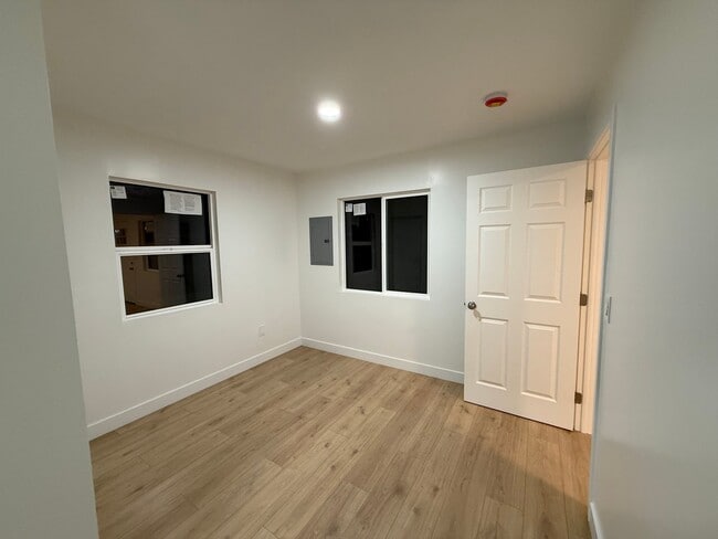 Foto del edificio - 8056 Darby Pl