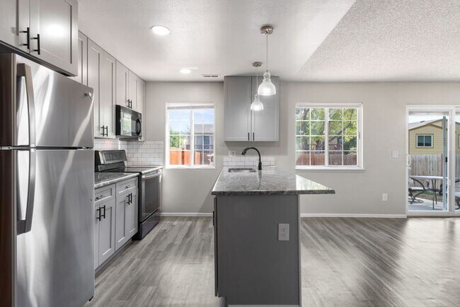 Foto del edificio - Clean, Bright 3 Bedroom with large yard an...