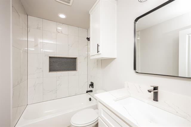 Building Photo - 2025 Stuart St