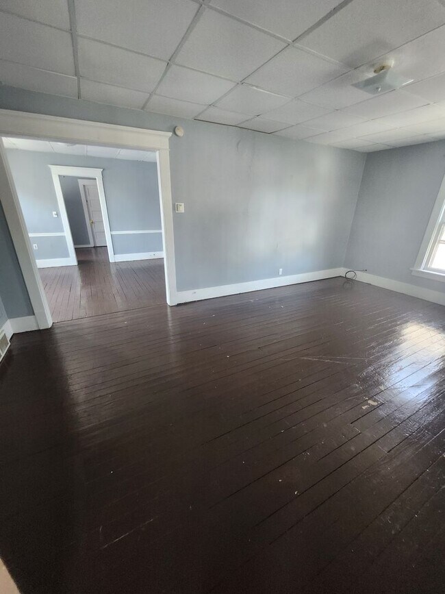 Foto del edificio - Upper 2 bedroom apartment