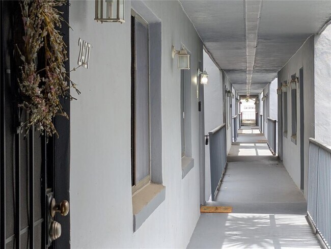 Foto del edificio - 2439 Oak Park Way