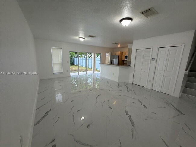 Foto del edificio - 689 NW 6th St