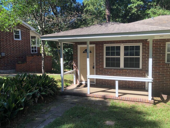 Foto del edificio - Great 2 BR 1 BA w/ Stack Washer/Dryer