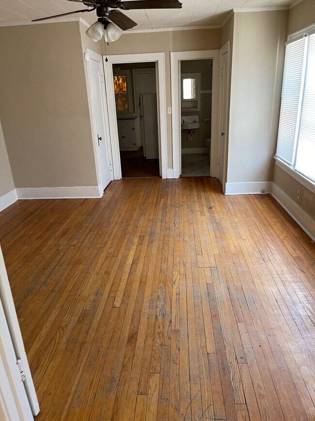 Building Photo - Large 1 Bed 1 Bath Apartment