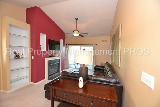 Foto del edificio - Rarely Available Top Floor Condo!