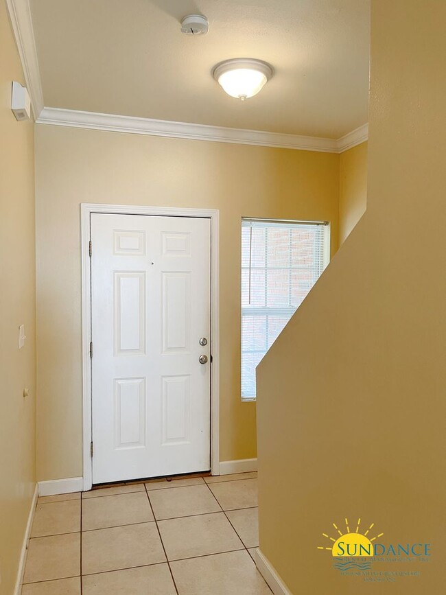 Building Photo - Great 3 Bedroom Townhouse in FWB!