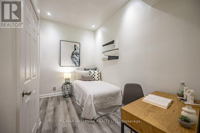 Building Photo - 700 King St W