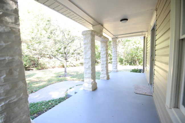 Building Photo - Three Bedroom Farm house in Pewee Valley