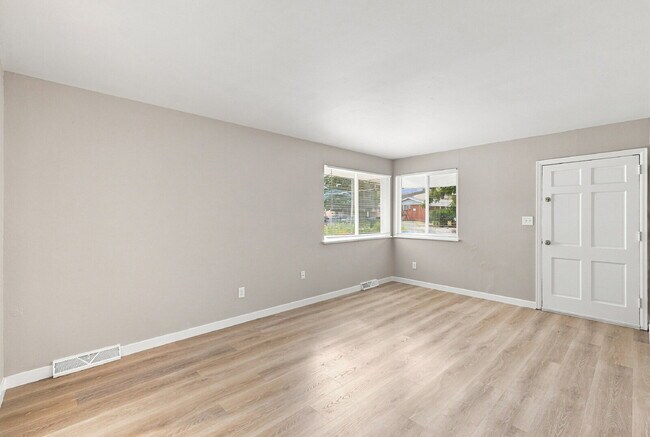 Building Photo - $2,240.95 with $300 Off the first month's rent, 4 Beds, 2 Baths, Triplex Unit in Littleton with W...