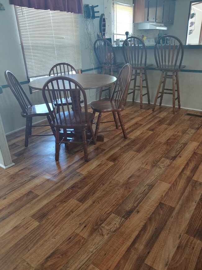 Building Photo - Furnished or unfurnished!