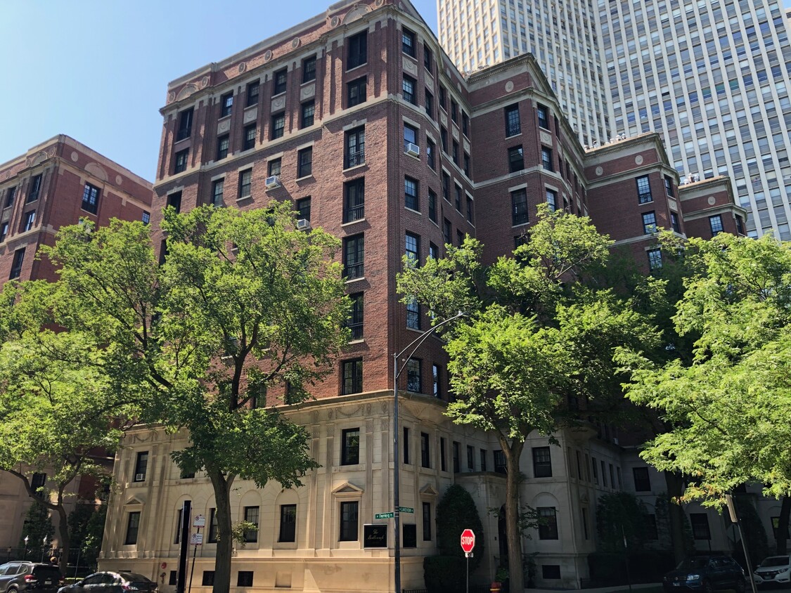 Primary Photo - 2600 N Lakeview Ave
