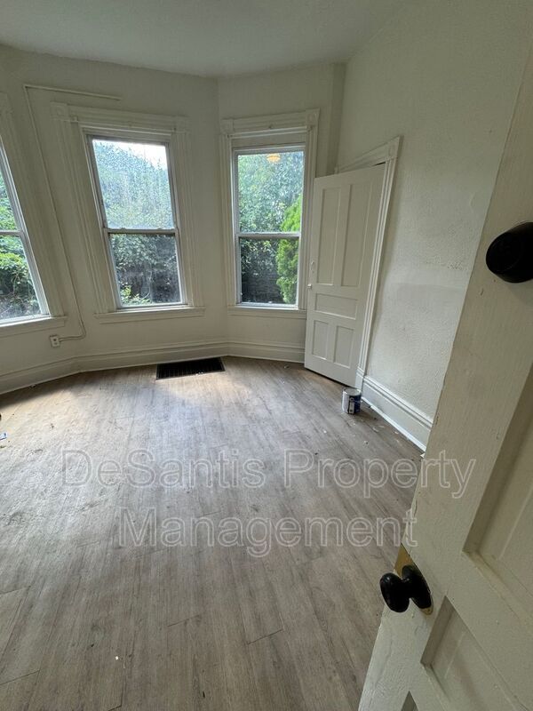 Foto del edificio - 540 W 7th Ave