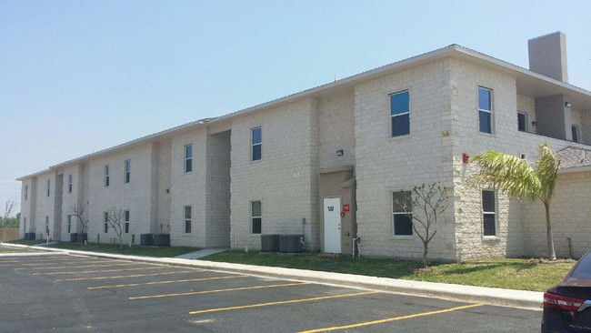 Building Photo - 901 E Redbud Ave