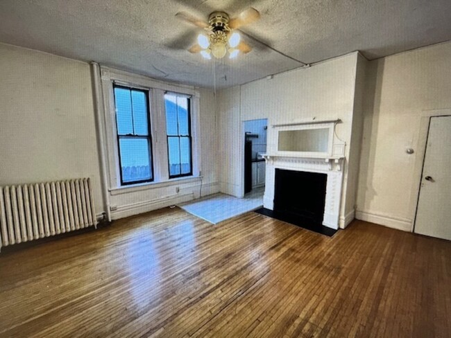 Building Photo - 518 N Van Buren St