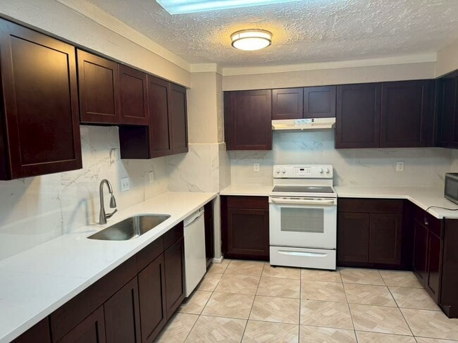 Building Photo - 15711 Wingdale Dr