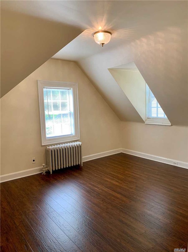 Building Photo - 87 Piping Rock Rd