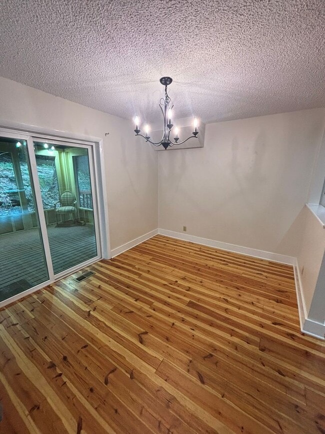 Building Photo - Gorgeous 3-Bedroom, 2-Bathroom Single Fami...