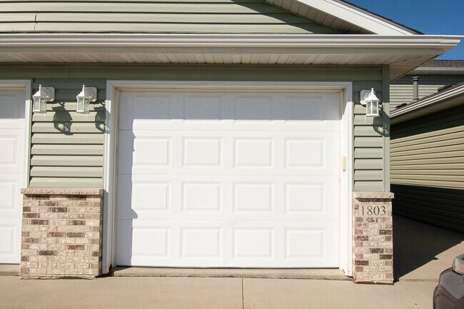 Foto del edificio - Stewartville Townhome with Attached Garage
