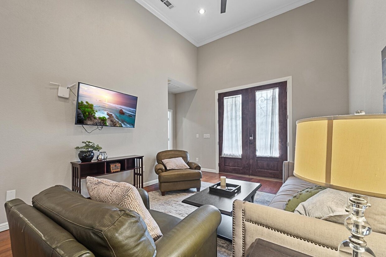 Photo - Room in 6 Bedroom Home at 1114 Ruea Street