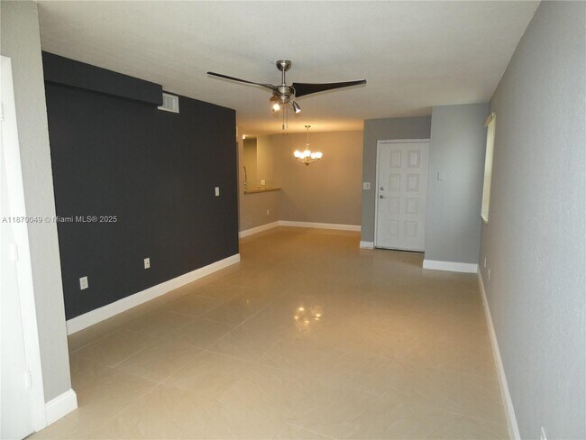 Foto del edificio - 2803 N Oakland Forest Dr