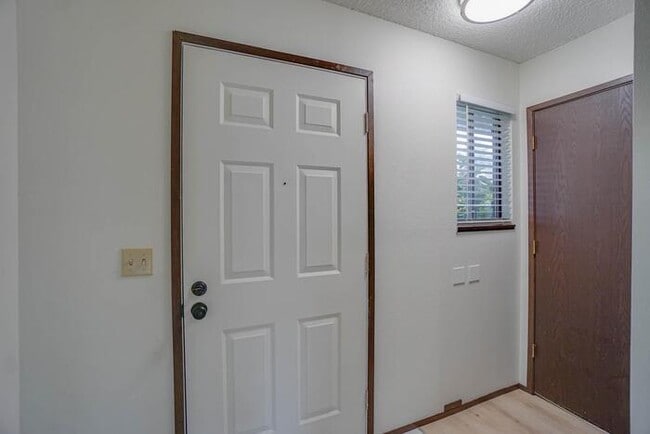 Building Photo - THREE BEDROOM TOWN HOME IN HAZEL DELL