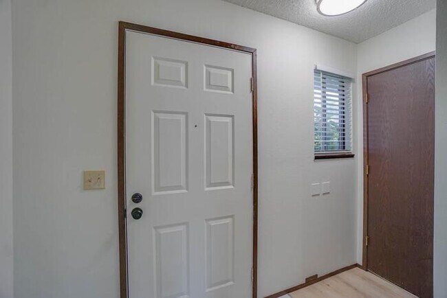 Foto del edificio - THREE BEDROOM TOWN HOME IN HAZEL DELL