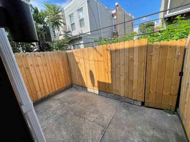 Foto del edificio - 2129 E Cambria St