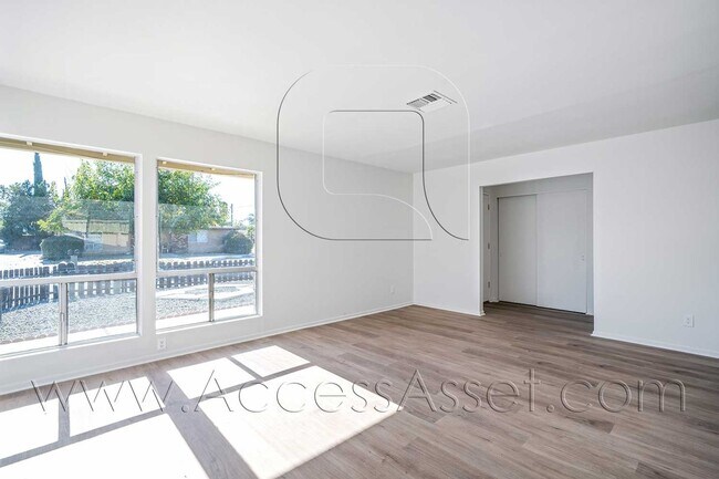 Building Photo - Modern And Spacious 2 Bed/2 Bath Duplex In Hemet!