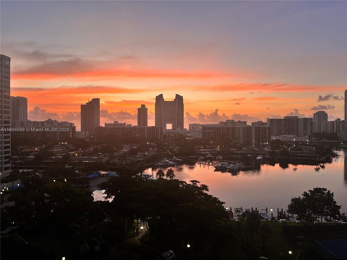Foto principal - 500 Three Islands Boulevard
