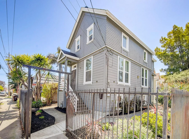 Building Photo - Renovated Victorian 4bed/2.5bath home!!