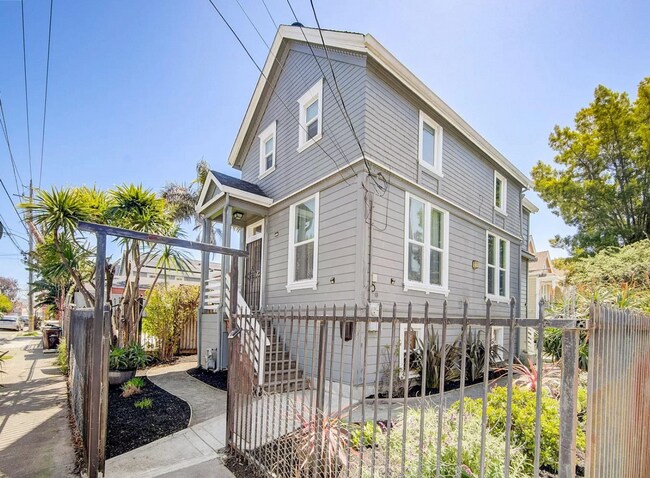 Foto del edificio - Renovated Victorian 4bed/2.5bath home!!
