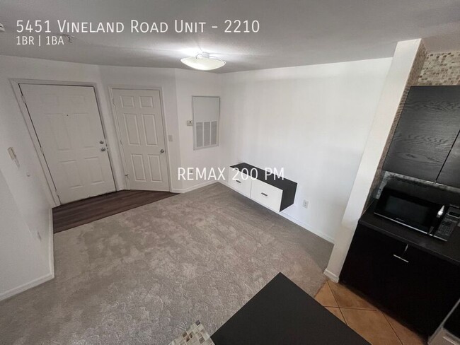 Building Photo - Beautiful One Bedroom Condo