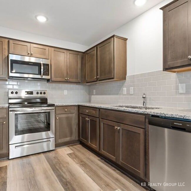 Building Photo - Newer 4 Bed Ranch Style Duplex with Finish...