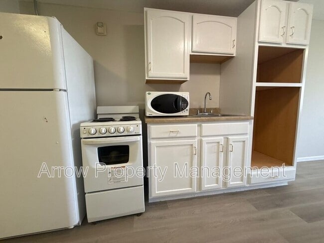 Building Photo - 180 Poppe Dr