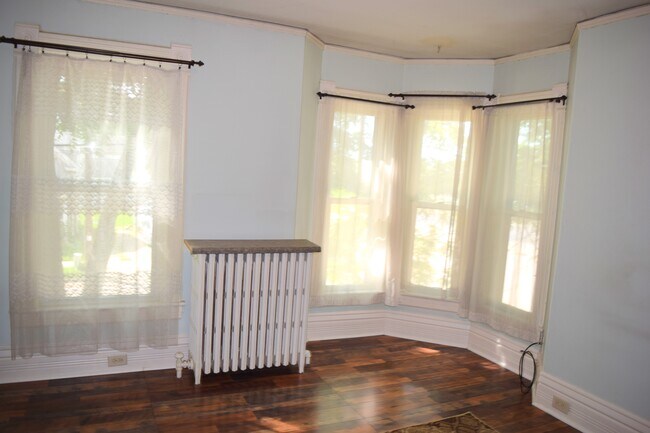 Foto del edificio - 102 E Irving Ave